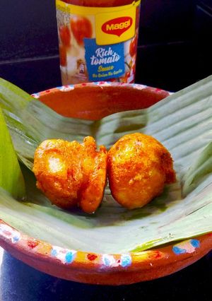 उड़द दाल वडा/बोंडा (Urad dal vada /bonda recipe in Hindi) रेसिपी मुख्य फोटो