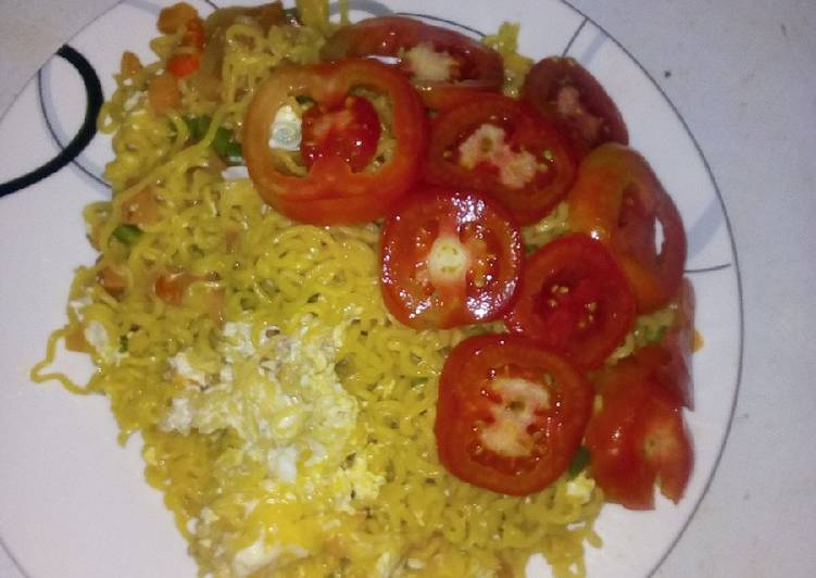 Recipe of Great Jollof indomie and egg with sliced tomatoes Cooking Basics for Beginners