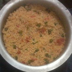 A picture of Rice mixed with peas.