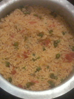 A picture of Rice mixed with peas.