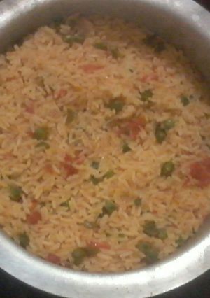 A picture of Rice mixed with peas.