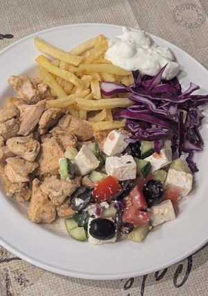 Gyros tál görög salátával és fetás mártogatóssal recept fotója