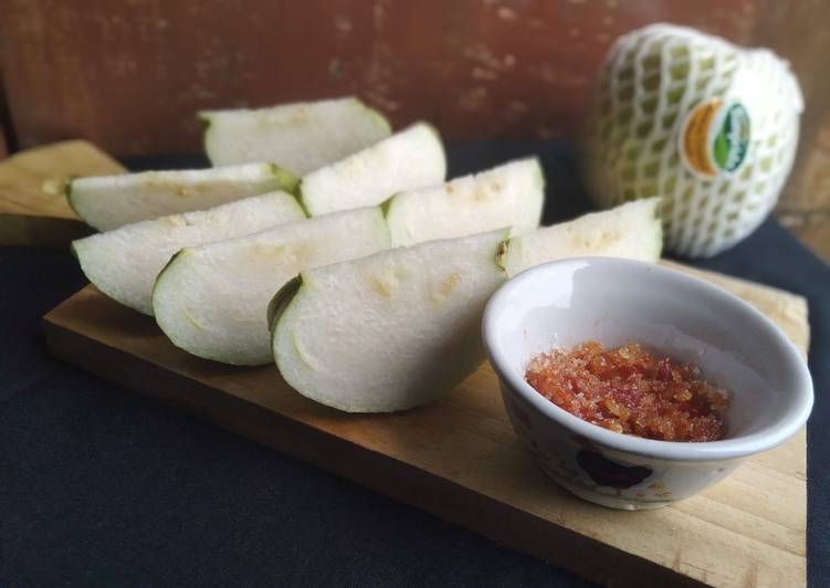 Langkah Mudah untuk Membuat Jambu Kristal Cabe garam🍐 yang Lezat