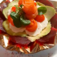 Foto di Fiori di verdure con formaggio e salmone