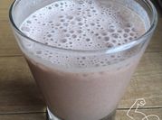 Una foto de licuado de banana con cocoa