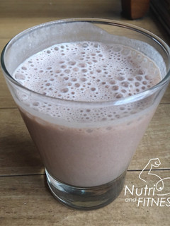 Una foto de Licuado de banana y chocolate fit