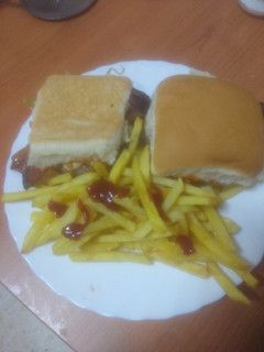 Una foto de Hamburguesa de ternera con bacon y queso majorero con papas