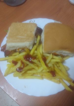 Una foto de Hamburguesa de ternera con bacon y queso majorero con papas