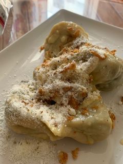 Una foto de Tortellini de carbonara, setas y lima, rellenos de acelgas, cacahuete, aceituna, mozzarella