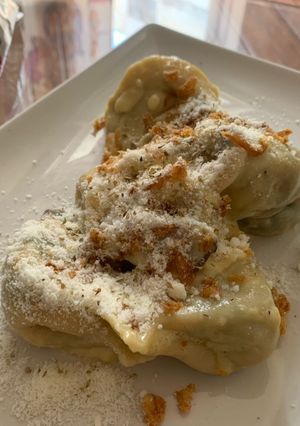 Una foto de Tortellini de carbonara, setas y lima, rellenos de acelgas, cacahuete, aceituna, mozzarella