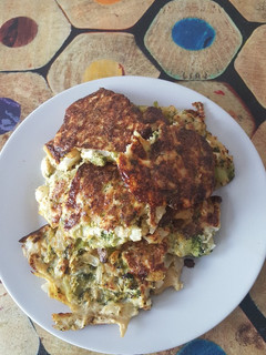 Una foto de Tortitas de brócoli y coliflor al horno