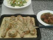 Una foto de piernas de pollo horno