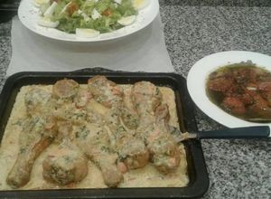 Una foto de Piernas de pollo horneadas y bañadas con salsa de morrón asado!
