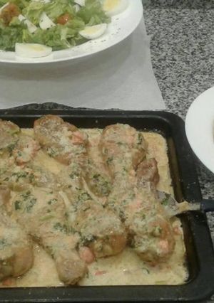 Una foto de Piernas de pollo horneadas y bañadas con salsa de morrón asado!
