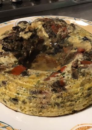 Une photo de Couronne d omelette aux champignons et tomates à l ail et persil