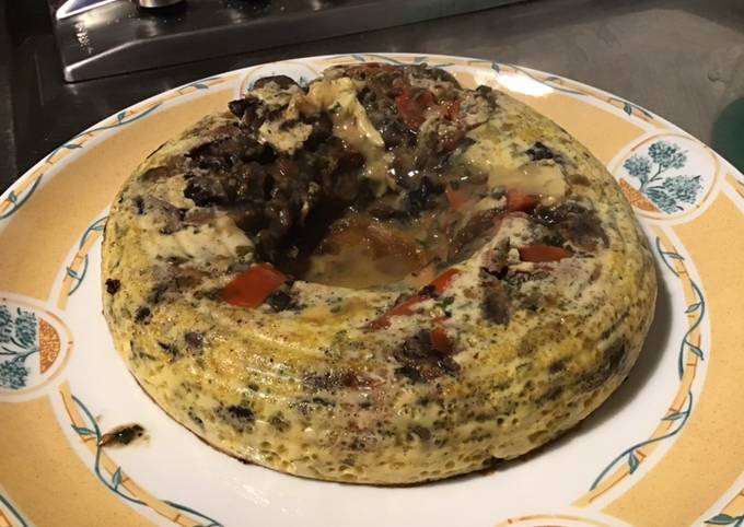 Couronne d omelette aux champignons et tomates à l ail et persil