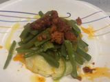Judías verdes con cama de patata y chorizo frito