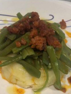 Una foto de Judías verdes con cama de patata y chorizo frito