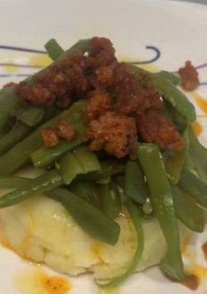 Una foto de Judías verdes con cama de patata y chorizo frito