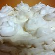 Torta merengue rellena con mousse de pisco sour