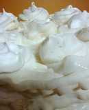 Torta merengue rellena con mousse de pisco sour