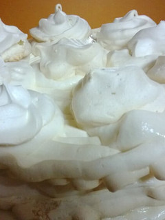 Una foto de Torta merengue rellena con mousse de pisco sour