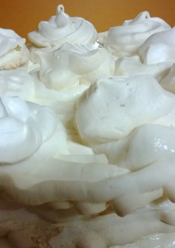 Una foto de Torta merengue rellena con mousse de pisco sour
