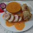 Muslos de pollo rellenos con crema de calabaza y caquis a la plancha