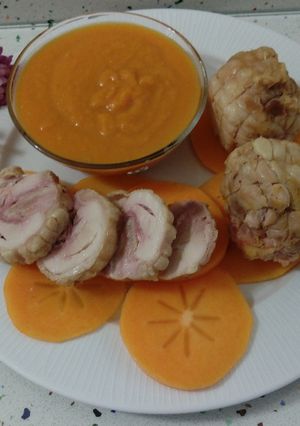 Foto principal de Muslos de pollo rellenos con crema de calabaza y caquis a la plancha