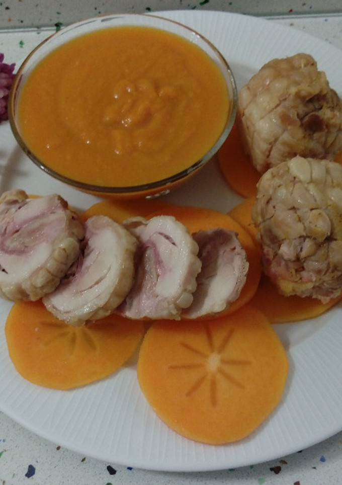 Una foto de Muslos de pollo rellenos con crema de calabaza y caquis a la plancha