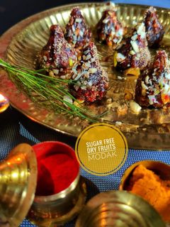 ड्राय फ्रुटस शुगर फ्री मोदक (dry fruits sugar free modak recipe in marathi) रेसिपी चे मुख्य फोटो