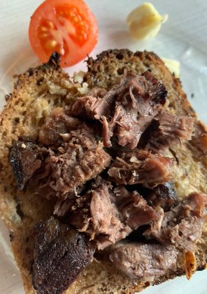 Una foto de Bruschettas de entraña con pan de masa madre…muy palermitanas 😜