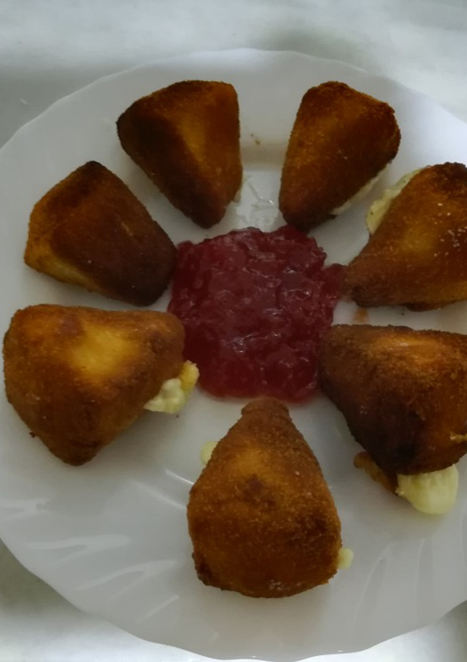 Una foto de Queso camembert frito con mermelada de tomate