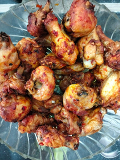 Foto de Pernas e asas de frango na airfryer