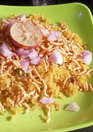 पोहा (poha recipe in Hindi) रेसिपी मुख्य फोटो