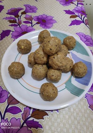 A picture of Besan aata laddoo.