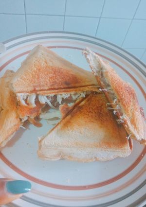 A picture of Cheesy chicken toast bread.