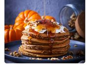 Una foto de pancakes de calabaza y especias