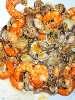 Una foto de Cazuela de almejas y gambas al ajillo