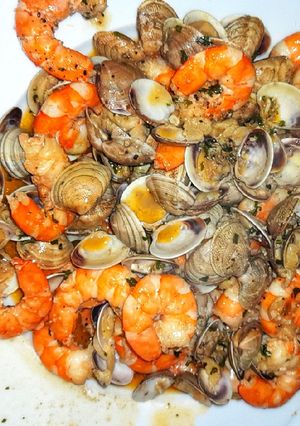 Una foto de Cazuela de almejas y gambas al ajillo