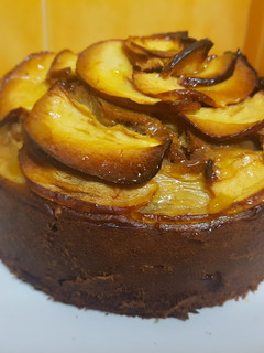Una foto de Bizcocho jugoso de manzana y canela