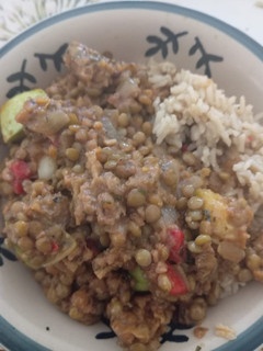 Una foto de Guisito vegano de lentejas y arroz integral orgánico