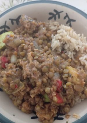 Una foto de Guisito vegano de lentejas y arroz integral orgánico