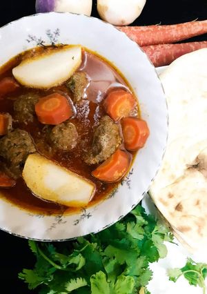 A picture of Shab Daig with Tandoori Roti (meetball with turnip & carrot in curry).