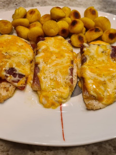 Una foto de Pollo con jamón y queso al horno