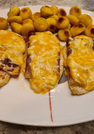 Una foto de Pollo con jamón y queso al horno