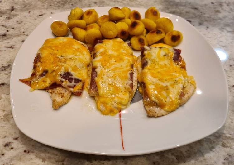 Pollo con jamón y queso al horno