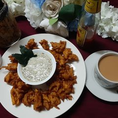 A picture of Piyaz, Aalu, Tamater mix pakoray 😋.