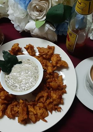 A picture of Piyaz, Aalu, Tamater mix pakoray 😋.