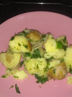 Una foto de Ensalada de papas rústicas al perejil